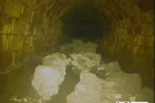 Száztonnás zsírhegy torlaszolja el a csatornahálózatot Londonban