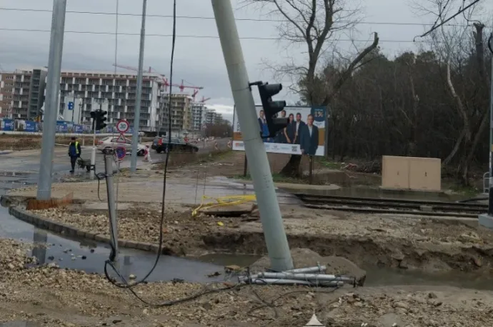 Eltört egy vezeték a X. kerületben, a kiömlő víz egy forgalomirányító oszlopot is kidöntött
