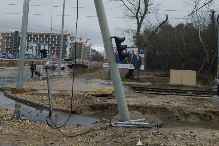 Eltört egy vezeték a X. kerületben, a kiömlő víz egy forgalomirányító oszlopot is kidöntött