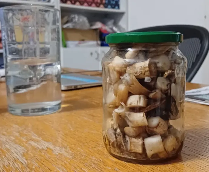 Komposztgyűjtésbefőttesüvegben a Levegő Munkacsoport irodájában