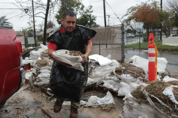 Két halálos áldozata van a Kaliforniában pusztító viharos időjárásnak