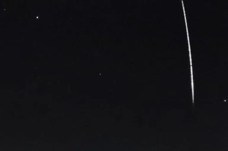 Karácsonyi tűzgömb ragyogott este az égen