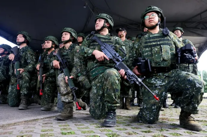 Kína amerikai cégeket és magánszemélyeket szankcionál a tajvani-amerikai fegyverügylet miatt