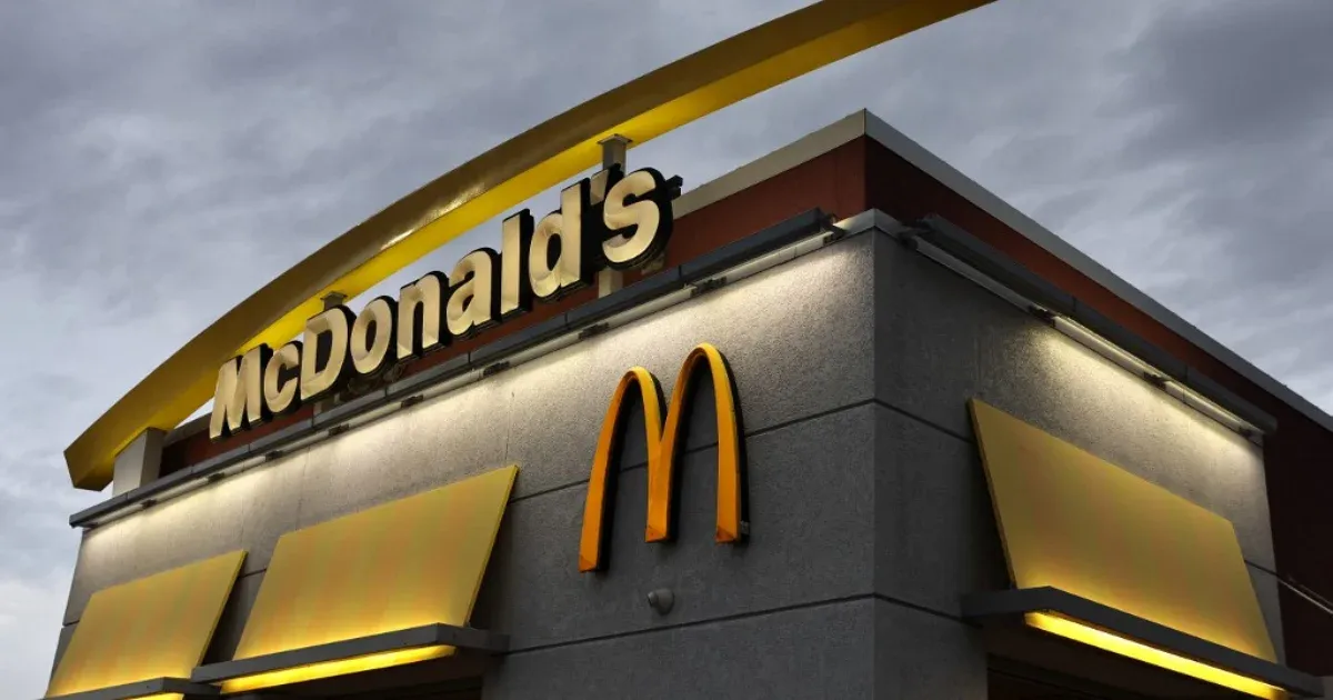 Egy McDrive-ban halt meg egy nebraskai férfi, amikor beszorult az ajtó és a pult közé