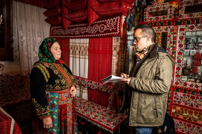 Ablonczy Bálint egy kalotaszegi riportúton – Fotó: Vörös Szabolcs / Válasz Online