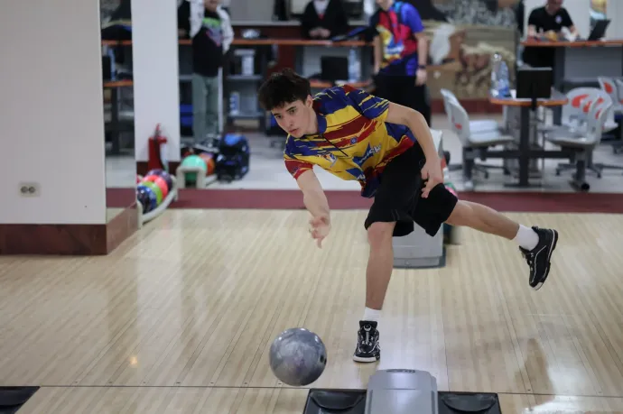 A YouTube-ról kezdte el tanulni a bowling alapjait, 17 évesen világbajnok lett
