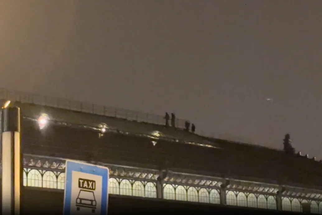 Páran felmásztak a Nyugati pályaudvar tetejére szelfizni, a MÁV feljelentést tett a rendőrségen