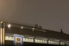 Páran felmásztak a Nyugati pályaudvar tetejére szelfizni, a MÁV feljelentést tett a rendőrségen