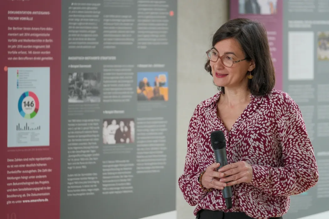 Caroline Hélène Martin a berlini képzés első napján a média szerepének fontoságáról beszélt a roma emlékezet szemszögéből – Fotó: Márkos Tamás / Transtelex