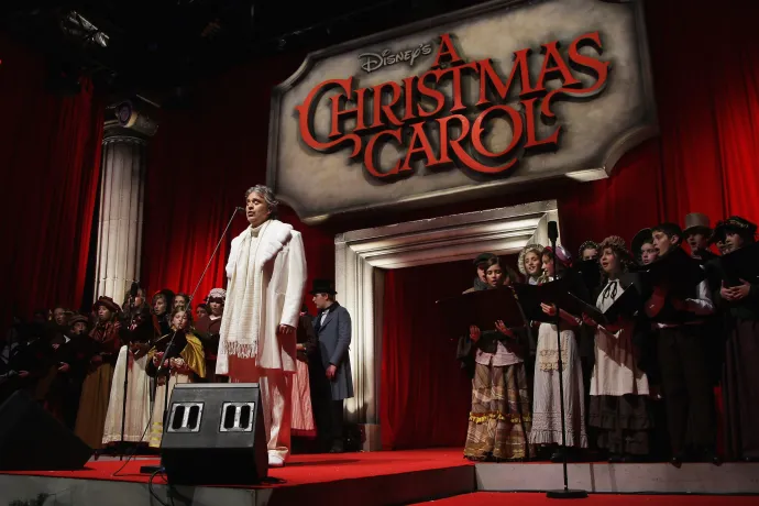 Andrea Bocelli a Disney Karácsonyi énekét adja elő Londonban – Fotó: Gareth Cattermole / 2009 Getty Images
