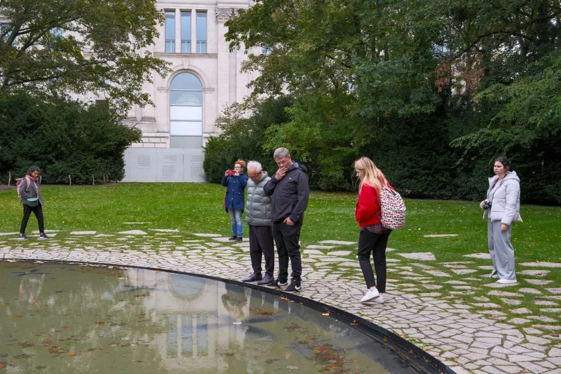 A berlini roma holokauszt emlékműnél – Fotók Márkos Tamás / Transtelex