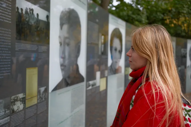 A berlini roma holokauszt emlékműnél – Fotók Márkos Tamás / Transtelex