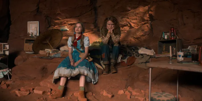 Holly (Nell Fisher) és Max (Sadie Sink) Vecna emlékbörtönében – Fotó: Netflix