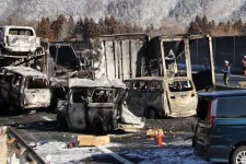 Közel 60 autó ment egymásnak egy japán autópályán, 10 kocsi ki is égett