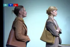 Színdarabot ihletett a magyar nő, aki megszülte saját unokáit