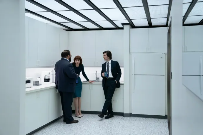 Zach Cherry, Britt Lower és Adam Scott a Különválás második évadában – Fotó: Apple