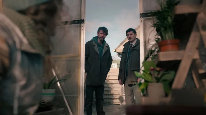 Matthew Goode és Alexej Manvelov a Megoldatlan ügyek osztályában – Fotó: Netflix