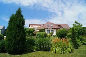 A hely, ahol a csend nem hiány, hanem luxus - Gyönyörű házak a Bakony fővárosából