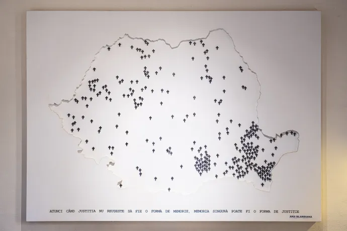 A máramarosszigeti börtönműzeumban elhelyezett térképen fekete keresztekkel jelölték be a börtönök, munkatáborok és más büntető jellegű intézmények helyeit az országban – Fotó: Guiziou Franck / Hemis.fr /AFP