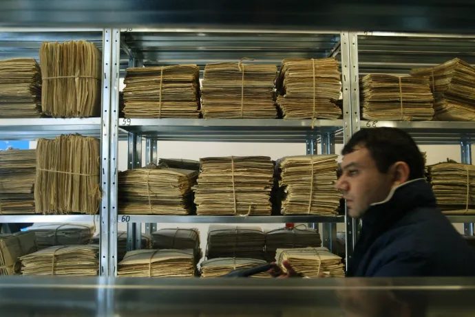 Kutató a Securitate irattárában 2005-ben – Fotó: Daniel Mihailescu / AFP