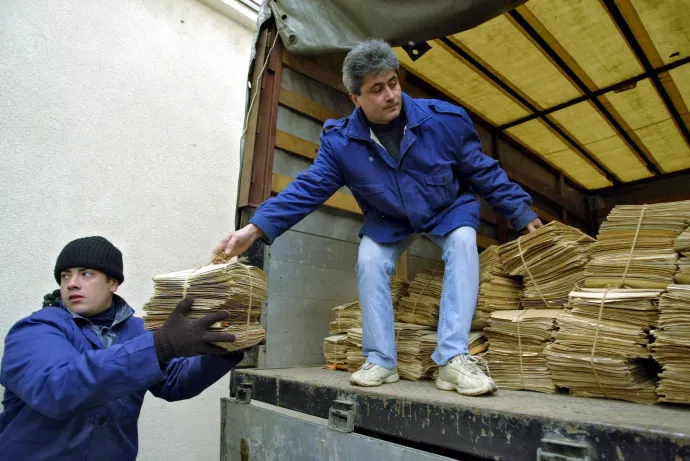 Teherautókban szállítják a Securitate irattárát a CNSAS székhelyére 2005-ben – Fotó: Daniel Mihailescu / AFP