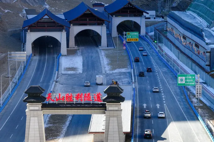 Kínában átadták a világ egyik leghosszabb közúti alagútját