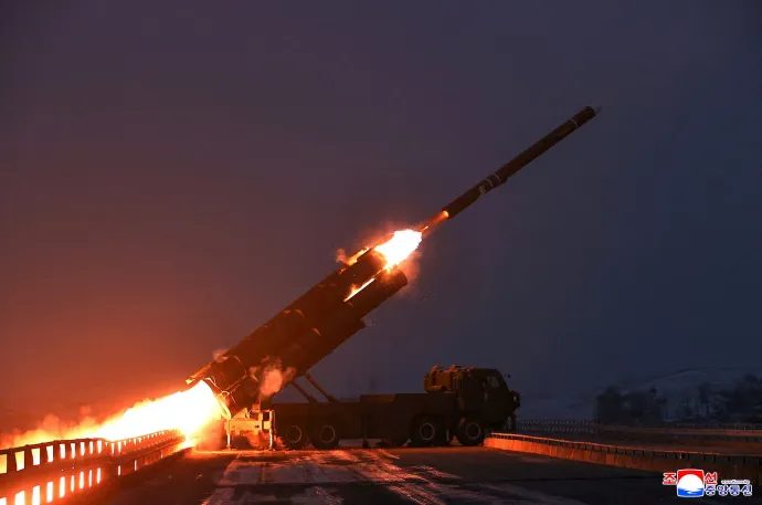 Hosszú hatótávolságú stratégiai cirkálórakéta indítási gyakorlata Észak-Koreában, pontosan meg nem jelölt helyen, 2025. december 28-án – Fotó: Korean Central News Agency / Reuters