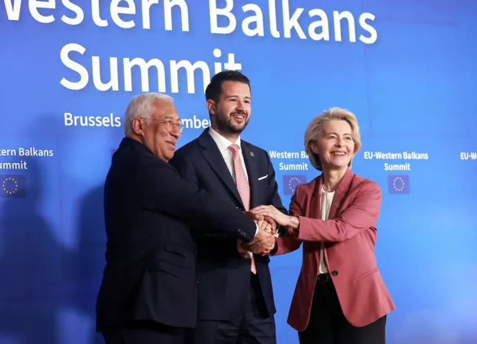 Ursula von der Leyen, az Európai Bizottság elnöke és António Costa, az Európai Tanács elnöke Jakov Milatovic montenegrói elnököt fogadja az Európai Unió és a nyugat-balkáni országok csúcstalálkozóján Brüsszelben 2025. december 17-én, az EU csúcstalálkozójának előestéjén – Fotó: Olivier Hoslet / EPA / MTI