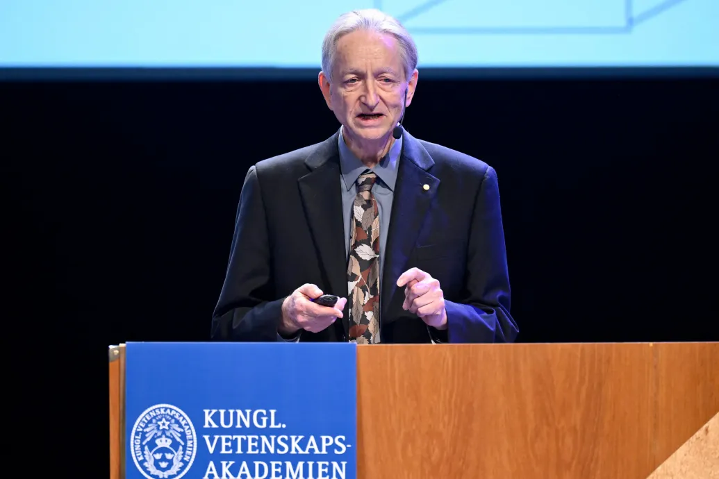 Egyre több munkakört vehet el a mesterséges intelligencia a Nobel-díjas kutató szerint