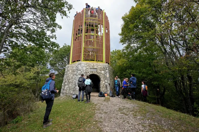A Cigány-hegyi-kilátó, a Hidasi-völgy és Kisújbánya az üvegharanggal – Fotó: Tenczer Gábor / Telex