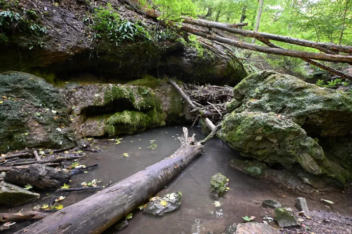 A Csepegő-szikla, újabb kőlépcsős zubogók és Óbánya főutcája – Fotó: Tenczer Gábor / Telex