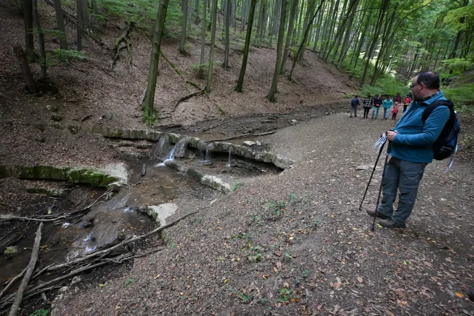 A Csepegő-szikla, újabb kőlépcsős zubogók és Óbánya főutcája – Fotó: Tenczer Gábor / Telex