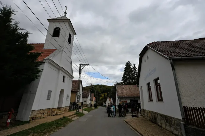 A Csepegő-szikla, újabb kőlépcsős zubogók és Óbánya főutcája – Fotó: Tenczer Gábor / Telex