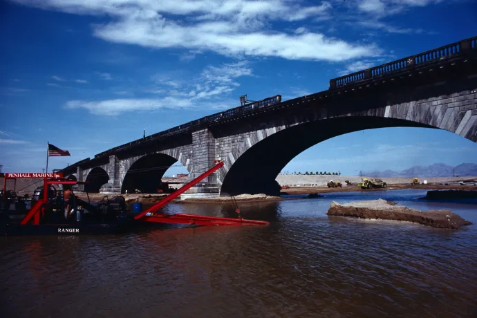 A híd bontása Londonban és az újraépítése Arizonában – Fotó: Michael Brennan / Daily Herald / Mirrorpix / Getty Images és Bettman / Getty Images