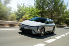 Kia EV4: 10 perc alatt 100 kilométernyi töltés
