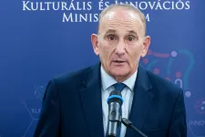 Az önkormányzati szövetség függetlenséget és bérrendezést kér Navracsics Tibortól