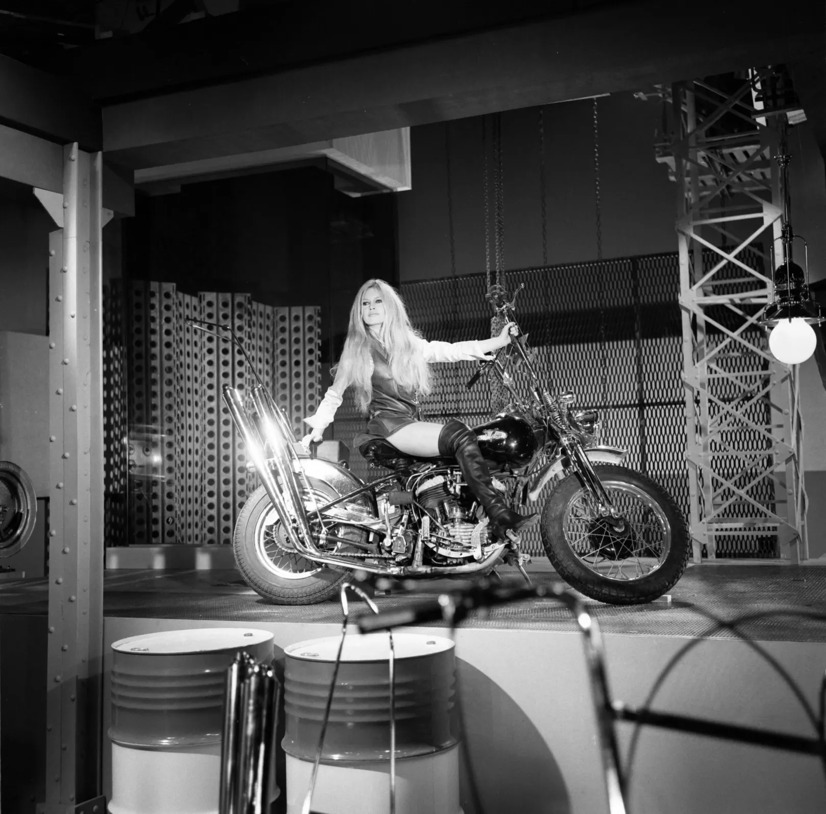 Bardot Harley Davidson című dala felvételén 1967-ben – Fotó: Jean Adda / Ina / AFP