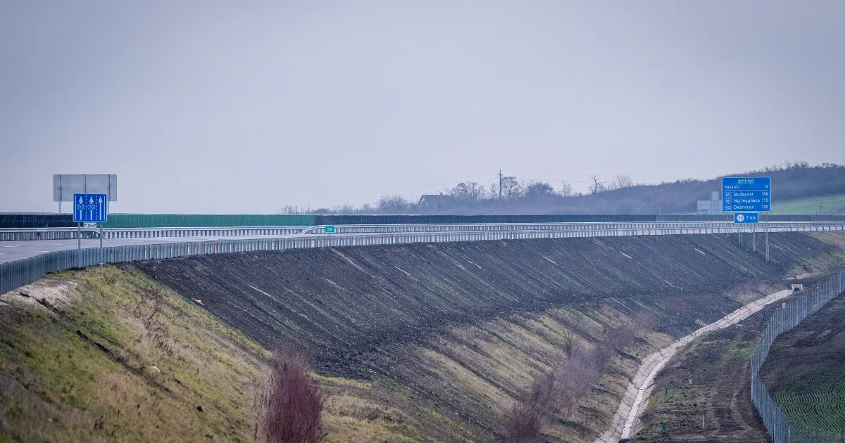 Lázár János azt ígéri, kedd este már tényleg megnyitják a hányattatott sorsú M30-as autópályát