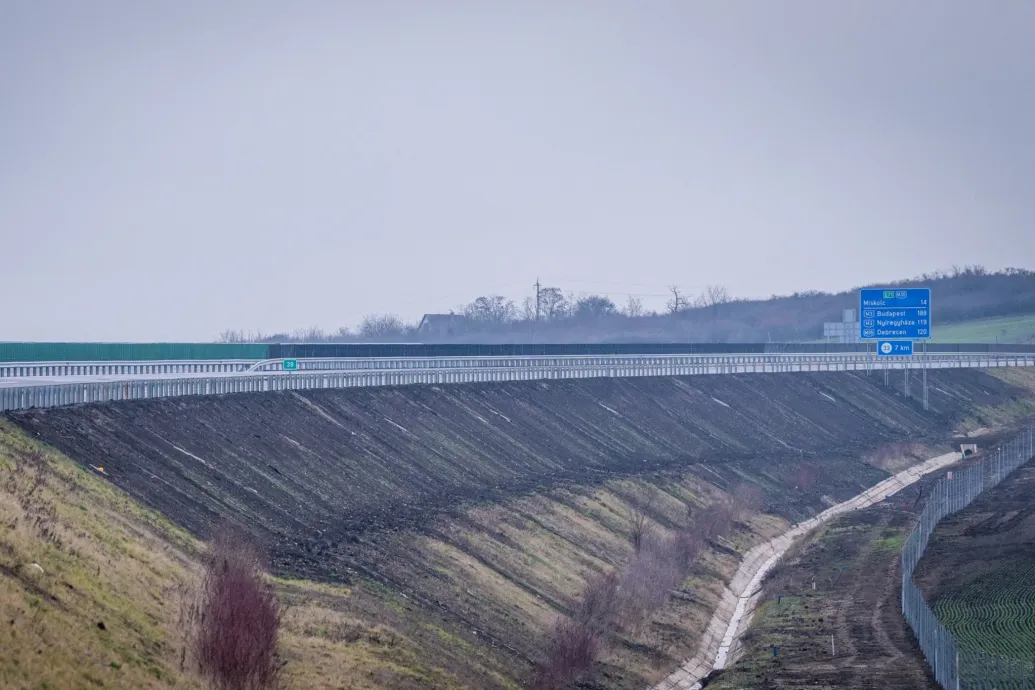 Lázár János azt ígéri, kedd este már tényleg megnyitják a hányattatott sorsú M30-as autópályát