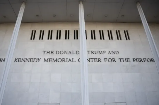 Sorra mondják le a művészek a fellépéseiket a Trump miatt átnevezett kulturális központban