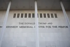 Sorra mondják le a művészek a fellépéseiket a Trump miatt átnevezett kulturális központban