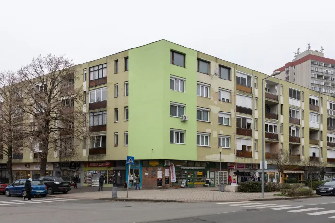 A jellegzetes bányászlakás felosztását bemutató installáció és a négyemeletes társasház, amiben ezek a lakások találhatók – Fotó: Bődey János / Telex