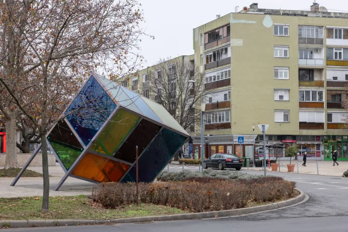 A jellegzetes bányászlakás felosztását bemutató installáció és a négyemeletes társasház, amiben ezek a lakások találhatók – Fotó: Bődey János / Telex