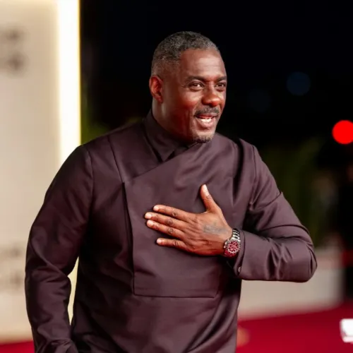 Lovaggá ütötték Idris Elbát