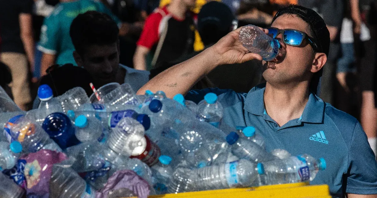 Az átlagosnál háromszor több mikroműanyagot nyel le az, aki rendszeresen iszik palackozott vizet
