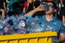 Az átlagosnál háromszor több mikroműanyagot nyel le az, aki rendszeresen iszik palackozott vizet