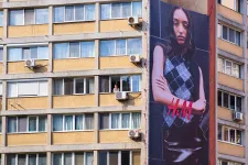 A lakhatási válság miatt a romániai fiatalok már majdnem 30 évesen repülnek ki a családi fészekből