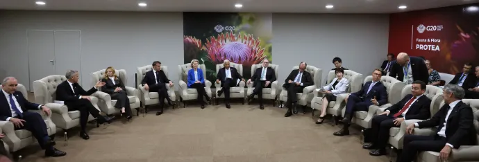 Részt vevő országok és az EU képviselői az ukrajnai békéről tartott tanácskozáson a johannesburgi G20-csúcson 2025. november 22-én – Fotó: Kaname Yoneyama / Yomiuri