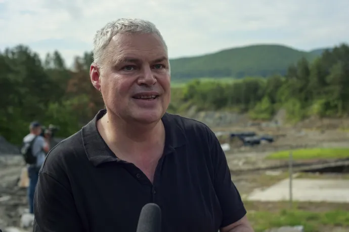 Petres Sándor prefektus a parajdi sóbányánál – Fotó: Alex Nicodim / Inquam Photos