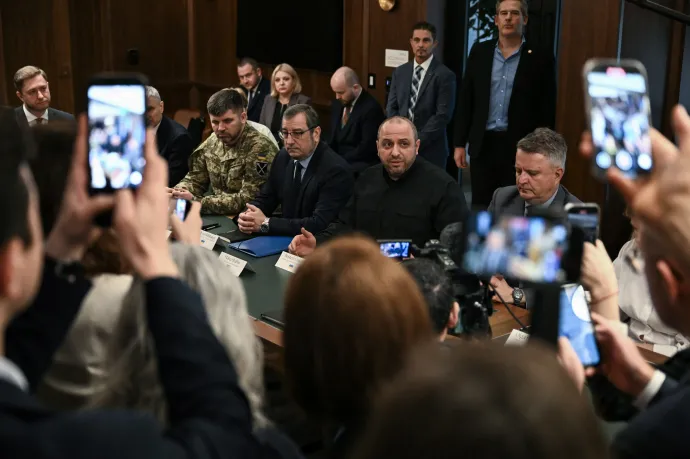 Rusztem Umerov és az ukrán delegáció tárgyal az amerikai delegációval 2025. november 30-án a floridai Hallandale Beach-en – Fotó: Chandan Khanna / AFP